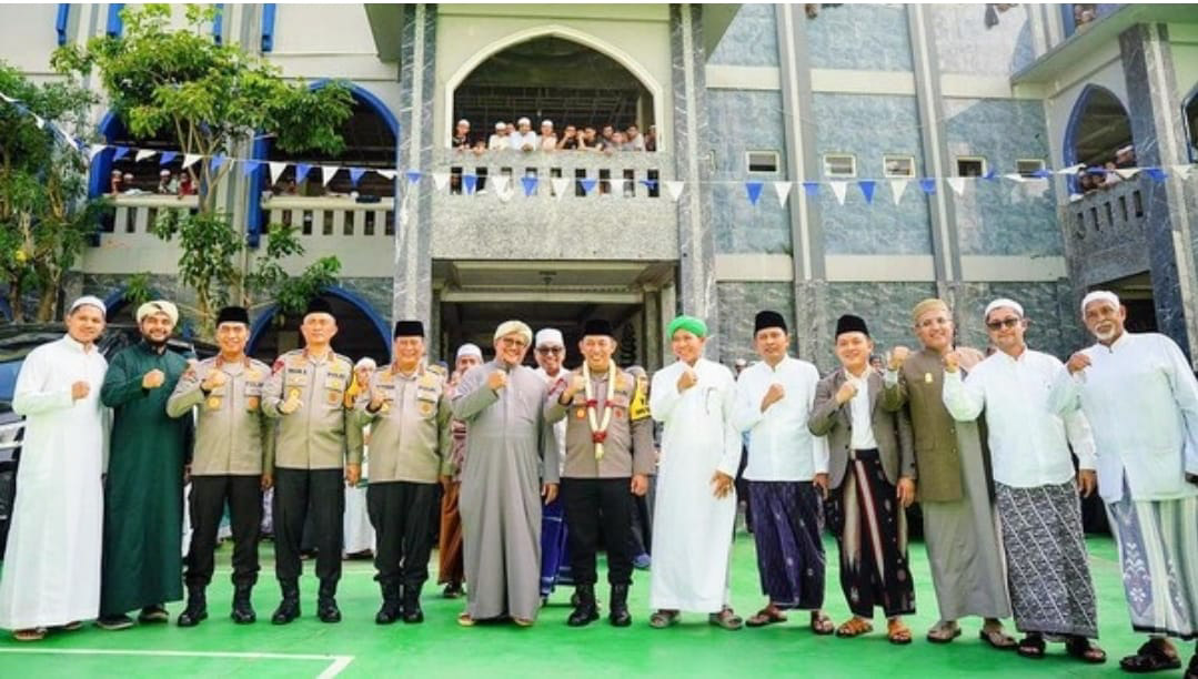 Kapolri Jenderal Listyo Sigit Prabowo saat menyambangi dua pondok pesantren (ponpes) di Pasuruan, Jawa Timur, Jumat (29/12/2023). Foto/ist