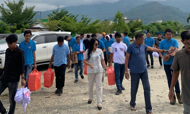 Barisan Relawan Tangguh (Baret) Prabowo Sulawesi Tenggara (Sultra) melakukan roadshow di wilayah daratan Sultra untuk mengkampanyekan pasangan calon presiden (capres) dan calon wakil presiden (cawapres), Prabowo Subianto-Gibran Rakabuming Raka, dengan mengambil titik start dari Kota Kendari pada siang hari, Rabu (24/1/2024). Foto/ist