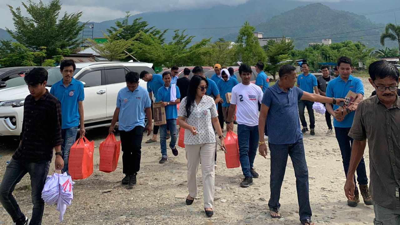 Barisan Relawan Tangguh (Baret) Prabowo Sulawesi Tenggara (Sultra) melakukan roadshow di wilayah daratan Sultra untuk mengkampanyekan pasangan calon presiden (capres) dan calon wakil presiden (cawapres), Prabowo Subianto-Gibran Rakabuming Raka, dengan mengambil titik start dari Kota Kendari pada siang hari, Rabu (24/1/2024). Foto/ist