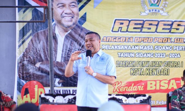 Ketua Fraksi Golkar DPRD Provinsi Sulawesi Tenggara, Aksan Jaya Putra atau yang akrab disapa AJP melakukan reses masa sidang I tahun 2023-2024 di Kelurahan Sanua, Kecamatan Kendari Barat, Kota Kendari, Sabtu (27/1/2024). Foto/R. Hafid/bentaratimur.id