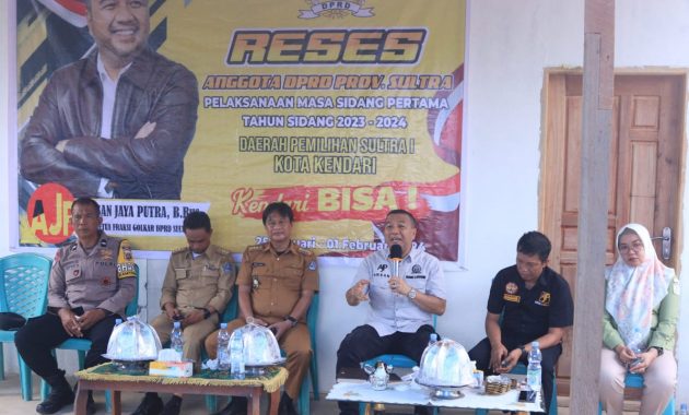 Anggota DPRD Provinsi Sulawesi Tenggara, Aksan Jaya Putra (ketiga dari kanan) atau yang akrab disapa AJP melakukan reses masa sidang I tahun 2023-2024 di Kelurahan Kadia, Kecamatan Kadia, Kota Kendari, Senin (29/1/2024). Foto/R. Hafid/bentaratimur.id