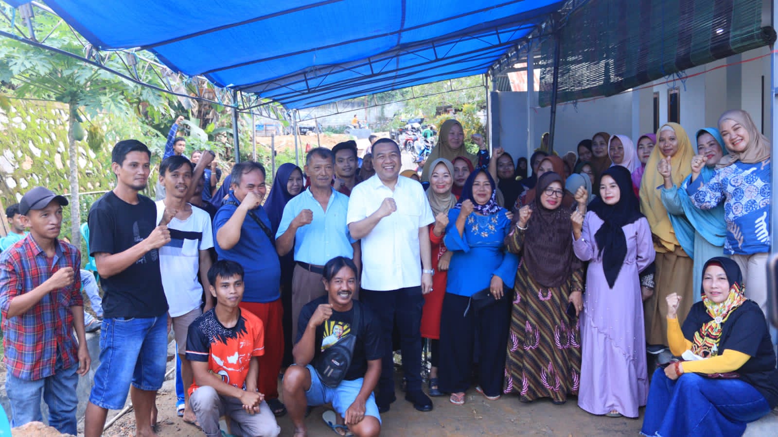 Ketua Fraksi Golkar DPRD Provinsi Sulawesi Tenggara (Sultra), Aksan Jaya Putra atau yang akrab disapa AJP (kameja putih) saat melaksanakan reses masa sidang I tahun 2023-2024 di Kelurahan Wuawua, Kecamatan Wuawua, Kota Kendari, Senin (29/1/2024). Foto/ist