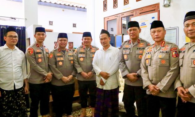 Kepala Operasi Nusantara Cooling System (Kaops NCS) Polri, Irjen Pol Asep Edi Suheri bersama rombongan sowan ke kediaman KH Ahmad Bahauddin Nursalim (Gus Baha) di Desa Narukan, Kecamatan Kragan, Rembang, Jawa Tengah, Rabu (31/1/2024). Foto/dokumen Humas Polri