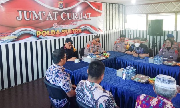 Polda Sulawesi Tenggara (Sultra) mengadakan pertemuan dengan masyarakat nelayan bertajuk Jumat Curhat di Kelurahan Abeli, Kecamatan Abeli, Kota Kendari, Jumat (5/1/2024). Foto/Dokumen Bidhumas Polda Sultra