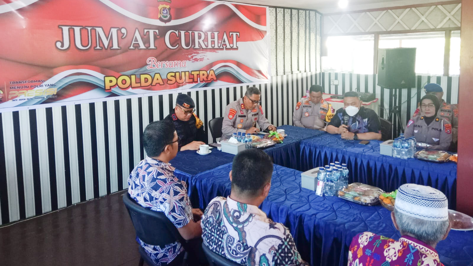 Polda Sulawesi Tenggara (Sultra) mengadakan pertemuan dengan masyarakat nelayan bertajuk Jumat Curhat di Kelurahan Abeli, Kecamatan Abeli, Kota Kendari, Jumat (5/1/2024). Foto/Dokumen Bidhumas Polda Sultra