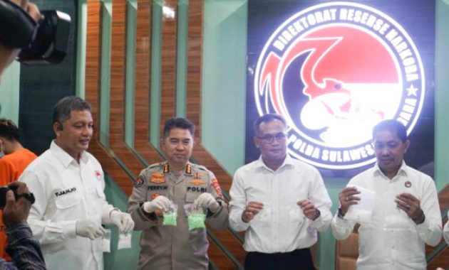 Dirresnarkoba Polda Sultra, Kombes Pol Bambang Tjahjo Bawono (pertama dari kiri) didampingi Kabid Humas Polda Sultra, Kombes Pol Ferry Walintukan saat memperlihatkan barang bukti sabu dan ekstasi dari penangkapan dua tersangka dalam konferensi pers di aula Ditresnarkoba Polda Sultra, Senin (8/1/2024). Foto/ist