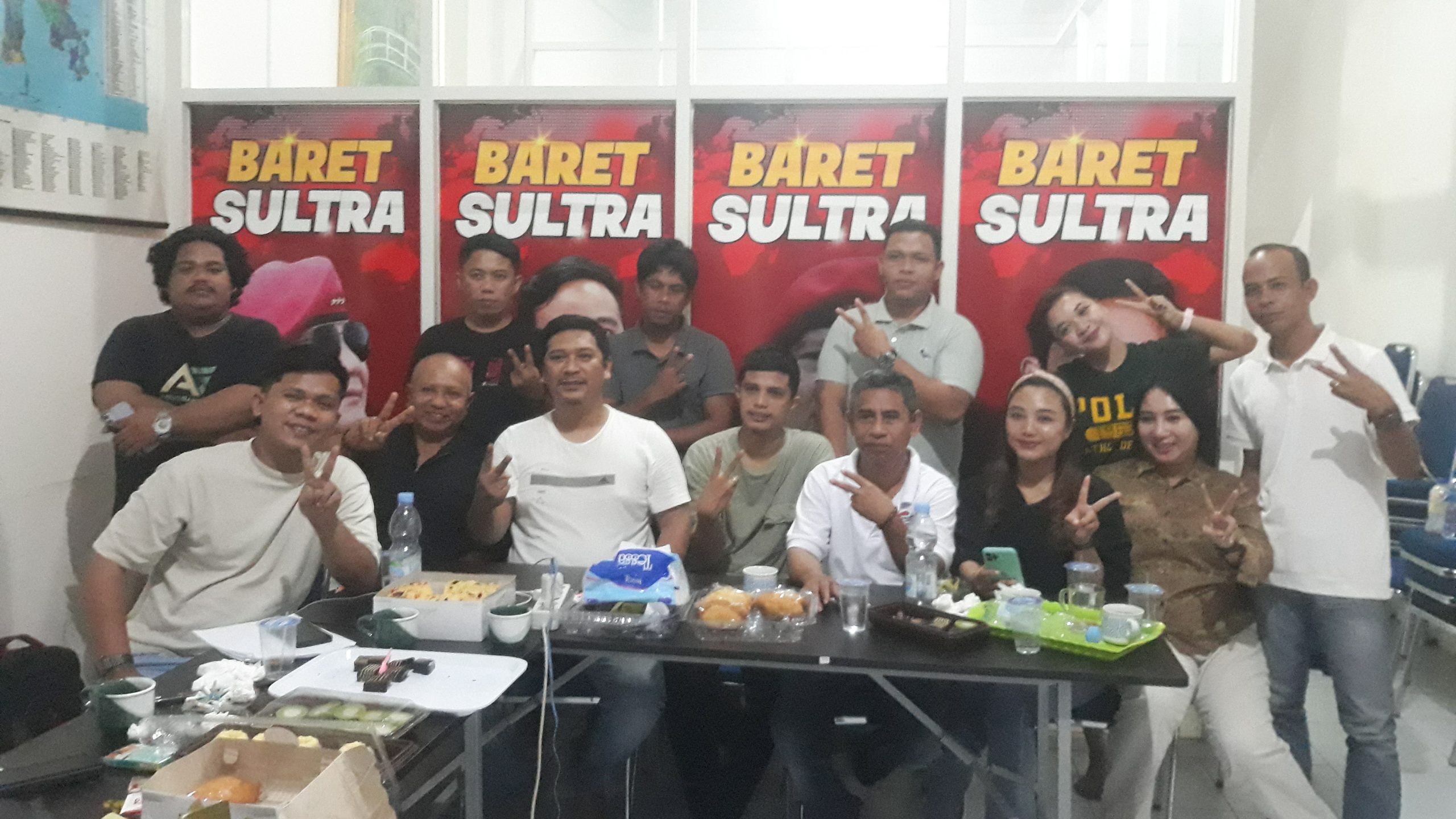 Tim Baret Prabowo Sultra berfoto bersama usai melakukan rapat terkait agenda roadshow mereka di 17 kabupaten dan kota di Sulawesi Tenggara untuk menyosiaslisasikan program Prabowo-Gibran. Rapat itu dilakukan di posko Baret Prabowo Sultra, Selasa (9/1/2024). Foto/R. Hafid/bentaratimur.id