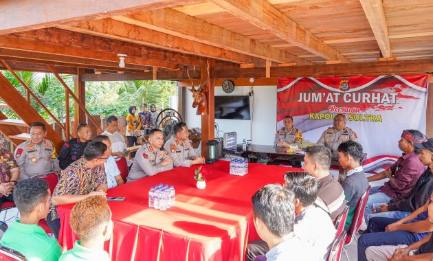 Kapolda Sulawesi Tenggara (Sultra), Irjen Pol Teguh Pristiwanto saat memimpin pertemuan dengan masyarakat peternak ayam bertajuk Jumat Curhat di Desa Alebo, Kecamatan Konda, Kabupaten Konawe Selatan, Jumat (12/1/2024). Foto/Dokumen Bidhumas Polda Sultra