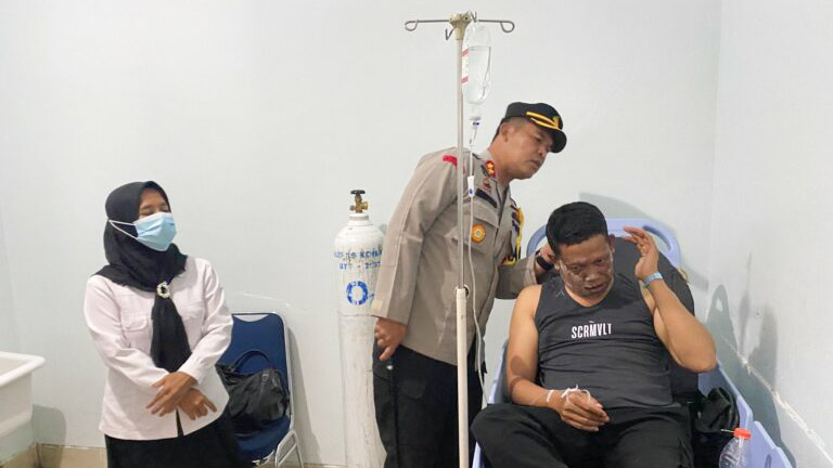 Kasat Binmas Polres Konawe, AKP Kadek Sudiadnyana saat menerima perawatan medis di RSUD Konawe akibat luka bakar yang dialami saat mengamankan aksi unjuk rasa di kompleks Kantor Bupati Konawe, Senin (15/1/2024). Foto/dokumen Polres Konawe