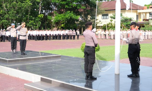 Personel Polda Sulawesi Tenggara (Sultra) saat melaksanakan upacara kesadaran nasional yang merupakan agenda wajib yang dilaksanakan jajaran Polri pada tanggal 17 setiap bulannya, di lapangan Presisi Polda Sultra, Rabu (17/1/2024). Foto/dokumen Polda Sultra