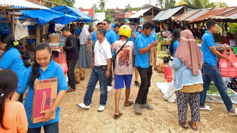 Barisan Relawan Tangguh (Baret) Prabowo Sulawesi Tenggara (Sultra) saat membagikan paket makanan dan susu gratis kepada masyarakat yang ada di salah satu pasar di Kabupaten Buton, Kamis (18/1/2024). Foto/dokumen Baret Prabowo Sultra