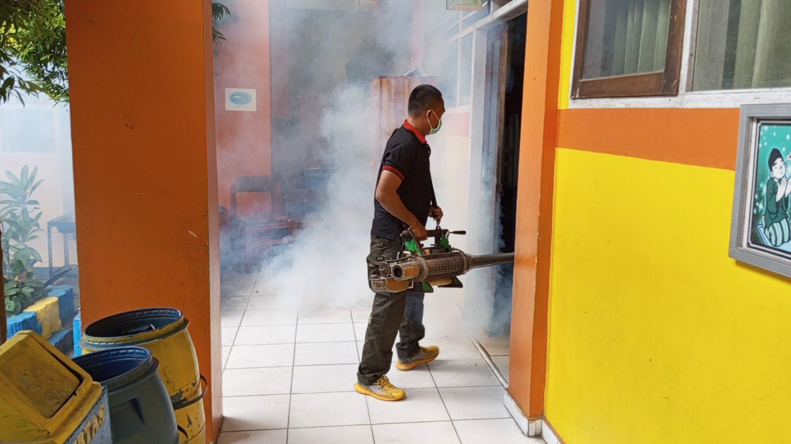 Forum Pengurangan Risiko bencana (FPRB) Sulawesi Tenggara (Sultra) melakukan upaya pencegahan demam berdarah dengue (DBD) dengan proses fogging (pengasapan) di dua sekolah di Kendari, Sabtu (20/1/2024). Foto/ist