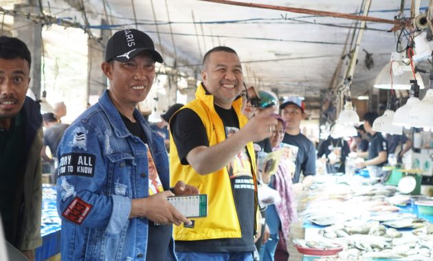 Anggota Komisi II DPRD Provinsi Sulawesi Tenggara (Sultra), Aksan Jaya Putra (AJP) saat berinterkasi dengan pedagang ikan di Pasar Anduonohu Kendari, Minggu (21/1/2024). Foto/dokumen pribadi Aksan Jaya Putra