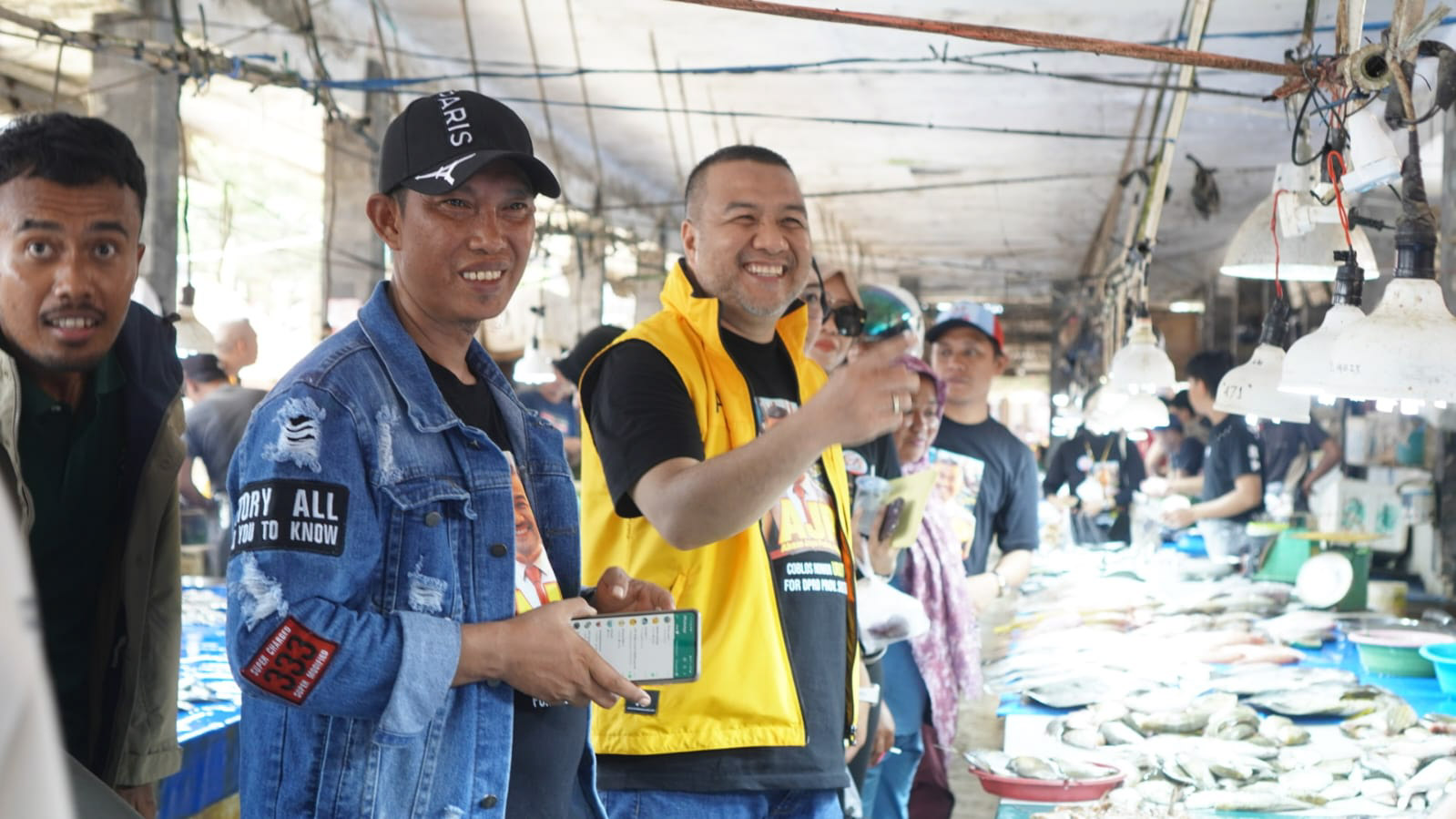 Anggota Komisi II DPRD Provinsi Sulawesi Tenggara (Sultra), Aksan Jaya Putra (AJP) saat berinterkasi dengan pedagang ikan di Pasar Anduonohu Kendari, Minggu (21/1/2024). Foto/dokumen pribadi Aksan Jaya Putra