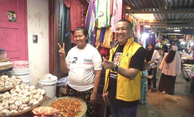 Anggota Komisi II DPRD Provinsi Sulawesi Tenggara (Sultra), Aksan Jaya Putra (AJP) saat mengampanyekan pasangan calon presiden (capres) dan calon wakil presiden (cawapres) Prabowo Subianto-Gibran Rakabuming Raka ke para pedagang di sejumlah pasar di Kota Kendari, Minggu (21/1/2024). Foto/ist