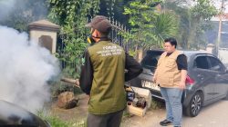 Forum Pengurangan Risiko Bencana (FPRB) Sulawesi Tenggara (Sultra) melakukan aksi fogging (pengasapan) di Kompleks BTN l, Kelurahan Bende, Kecamatan Kadia, Kota Kendari, Senin (22/1/2024). Foto/ist