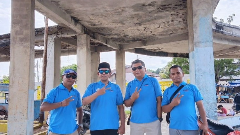 Ketua Baret Prabowo Kota Baubau, La Ode Tamsil (kedua dari kiri) berfoto bersama tim Baret Prabowo Kota Baubau usai mengampanyekan pasangan Prabowo-Gibran di kota itu beberapa waktu lalu. Foto/ist