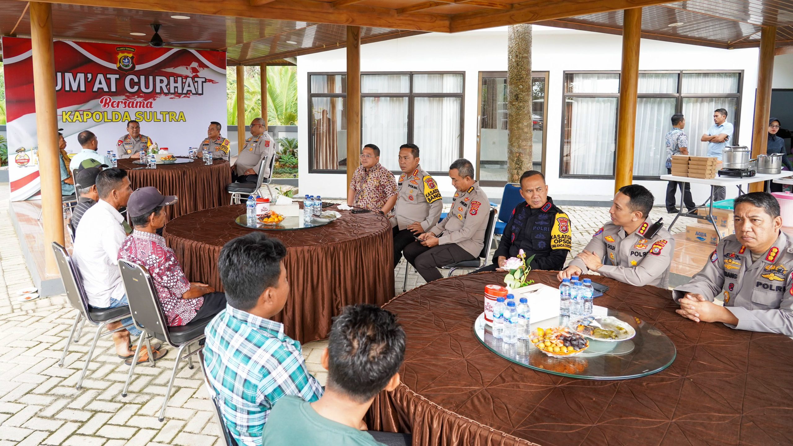 Polda Sulawesi Tenggara (Sultra) mengadakan pertemuan dengan masyarakat bertajuk Jumat Curhat di Desa Opaasi, Kecamatan Ranomeeto Barat, Kabupaten Konawe Selatan (Konsel), Jumat (26/1/2024). Foto/Dokumen Bidhumas Polda Sultra