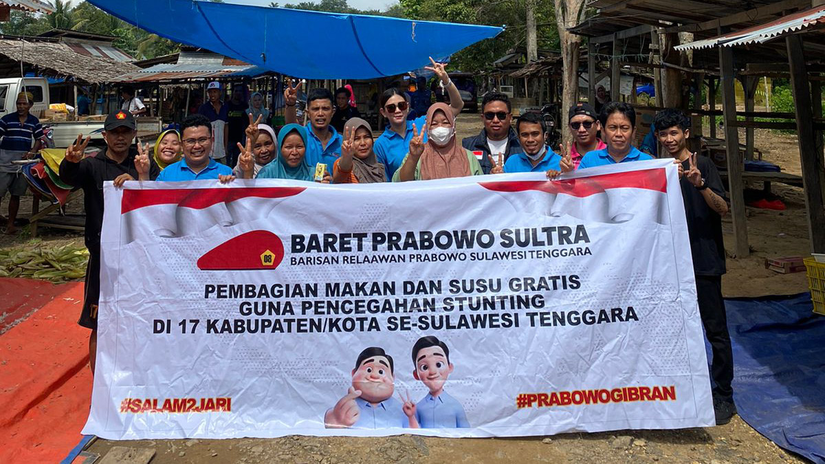 Barisan Relawan Tangguh (Baret) Prabowo Kolaka Timur (Koltim) saat membagikan susu dan makan siang gratis kepada warga di Pasar Tawainalu, Kecamatan Rate-Rate, Kabupaten Koltim, Sulawesi Tenggara (Sultra), Kamis (25/1/2024). Foto/ist