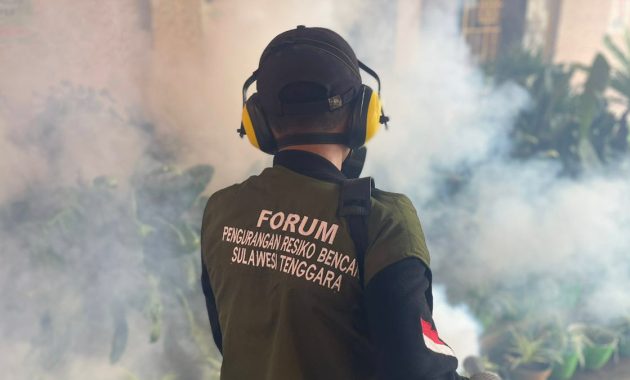 Forum Pengurangan Risiko Bencana (FPRB) Sulawesi Tenggara (Sultra) melakukan aksi fogging (pengasapan) di dua sekolah yakni, SD Negeri 85 Kendari dan SMP Negeri 4 Kendari, Sabtu (27/1/2024). Foto/ist