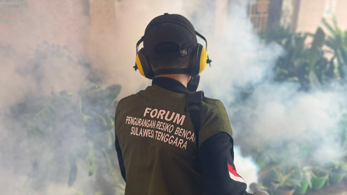 Forum Pengurangan Risiko Bencana (FPRB) Sulawesi Tenggara (Sultra) melakukan aksi fogging (pengasapan) di dua sekolah yakni, SD Negeri 85 Kendari dan SMP Negeri 4 Kendari, Sabtu (27/1/2024). Foto/ist