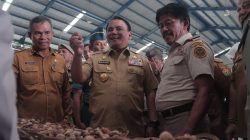Penjabat Gubernur Sulawesi Tenggara (Sultra), Andap Budhi Revianto (tengah) saat melepas ekspor 56 ton biji pinang ke Iran di Pelabuhan Kendari New Port, Senin (29/1/2024). Foto/ist