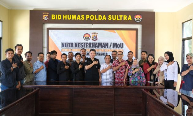 Kabid Humas Polda Sulawesi Tenggara (Sultra), Kombes Pol Ferry Walintukan berfoto bersama dengan pimpinan media, dan wartawan dari media yang menjalin kerjasama dengan Polda Sultra tahun 2024. Foto bersama ini dilakukan setelah penandatangan MoU di Balai Wartawan, Rabu (31/1/2024). Foto/ist