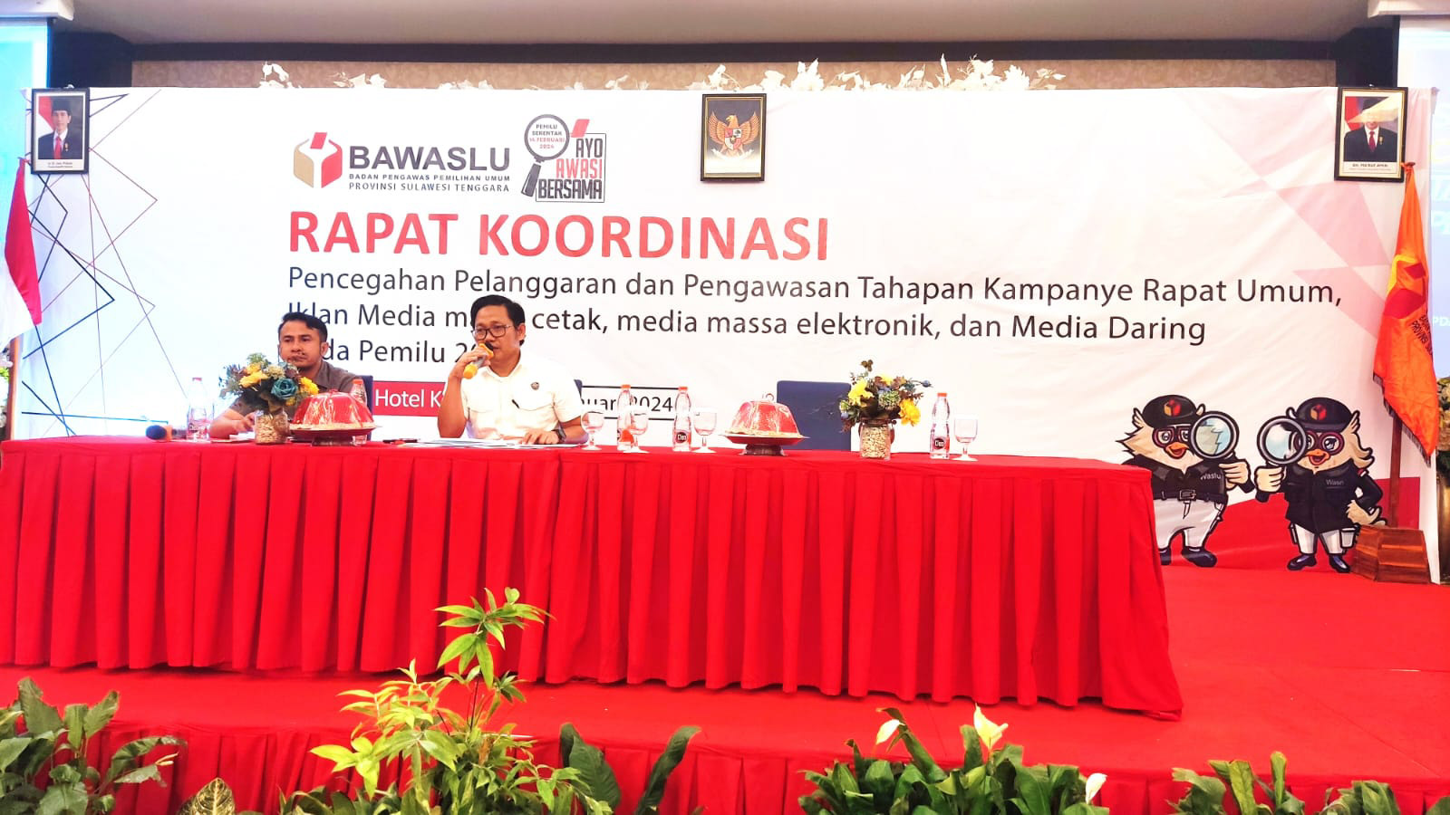 Personel Subdit V Tipidsiber Ditreskrimsus Polda Sultra, Ipda Muhammad Syarif (baju putih) saat mengikuti rapat koordinasi yang diselenggarakan oleh Badan Pengawas Pemilihan Umum (Bawaslu) Provinsi Sultra di salah satu hotel di Kendari, Selasa (23/1/2024). Foto/ist