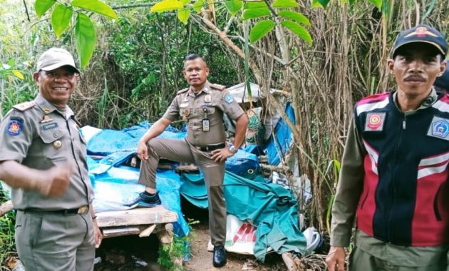 Unit Ketentraman dan Ketertiban Satuan Polisi Pamong Praja (Satpol PP) Kota Kendari membongkar gubuk yang diduga dijadikan tempat prostitusi di sekitar Lorong Pura, Kelurahan Kadia, Kecamatan Kadia, Rabu (31/1/2024). Foto/ist