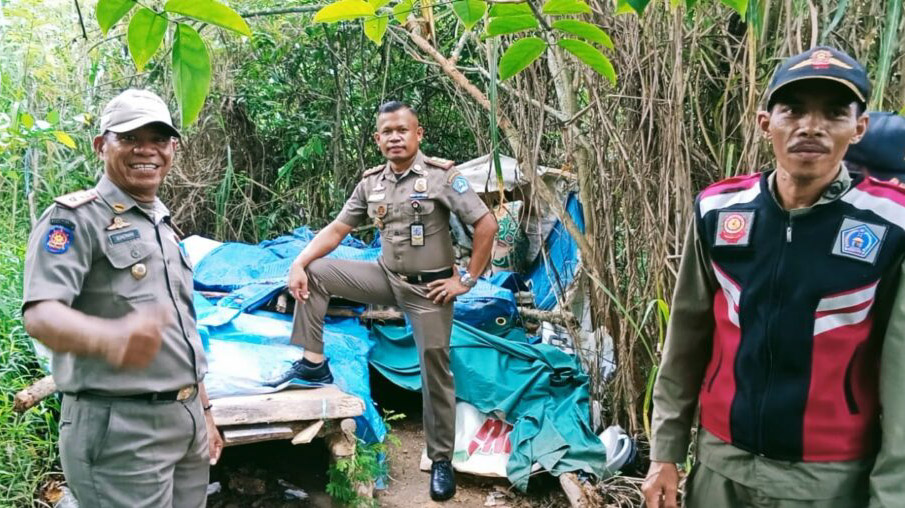 Unit Ketentraman dan Ketertiban Satuan Polisi Pamong Praja (Satpol PP) Kota Kendari membongkar gubuk yang diduga dijadikan tempat prostitusi di sekitar Lorong Pura, Kelurahan Kadia, Kecamatan Kadia, Rabu (31/1/2024). Foto/ist
