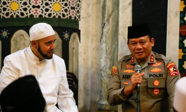 Kepala Operasi Nusantara Cooling System (Kaops) Polri, Irjen Asep Edi Suheri mengunjungi kediaman Habib Syech Bin Abdul Qadir Assegaf di Pasar Kliwon, Surakarta, Jawa Tengah, Rabu (31/1/2024) malam. Foto/dokumen Humas Polri