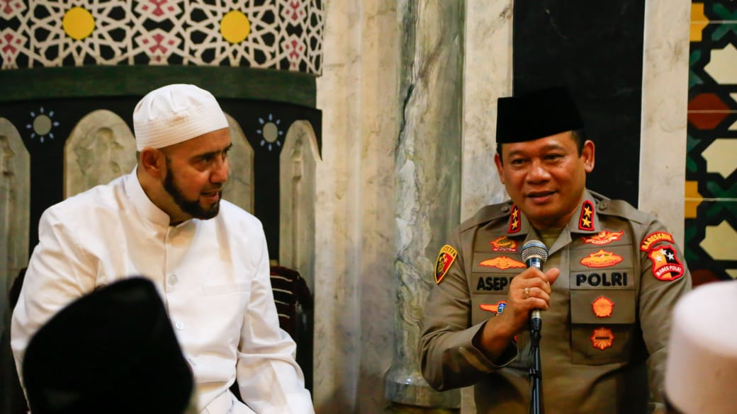 Kepala Operasi Nusantara Cooling System (Kaops) Polri, Irjen Asep Edi Suheri mengunjungi kediaman Habib Syech Bin Abdul Qadir Assegaf di Pasar Kliwon, Surakarta, Jawa Tengah, Rabu (31/1/2024) malam. Foto/dokumen Humas Polri