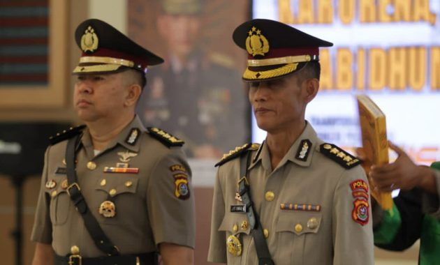 Kapolda Sulawesi Tenggara (Sultra), Irjen Pol Teguh Pristiwanto melakukan serah terima jabatan (sertijab) lima pejabat utama kepolisian daerah tersebut di Aula Dachara, Rabu (7/2/2024). Foto/Bidhumas Polda Sultra