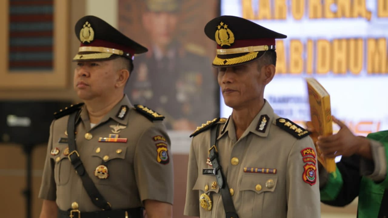 Kapolda Sulawesi Tenggara (Sultra), Irjen Pol Teguh Pristiwanto melakukan serah terima jabatan (sertijab) lima pejabat utama kepolisian daerah tersebut di Aula Dachara, Rabu (7/2/2024). Foto/Bidhumas Polda Sultra