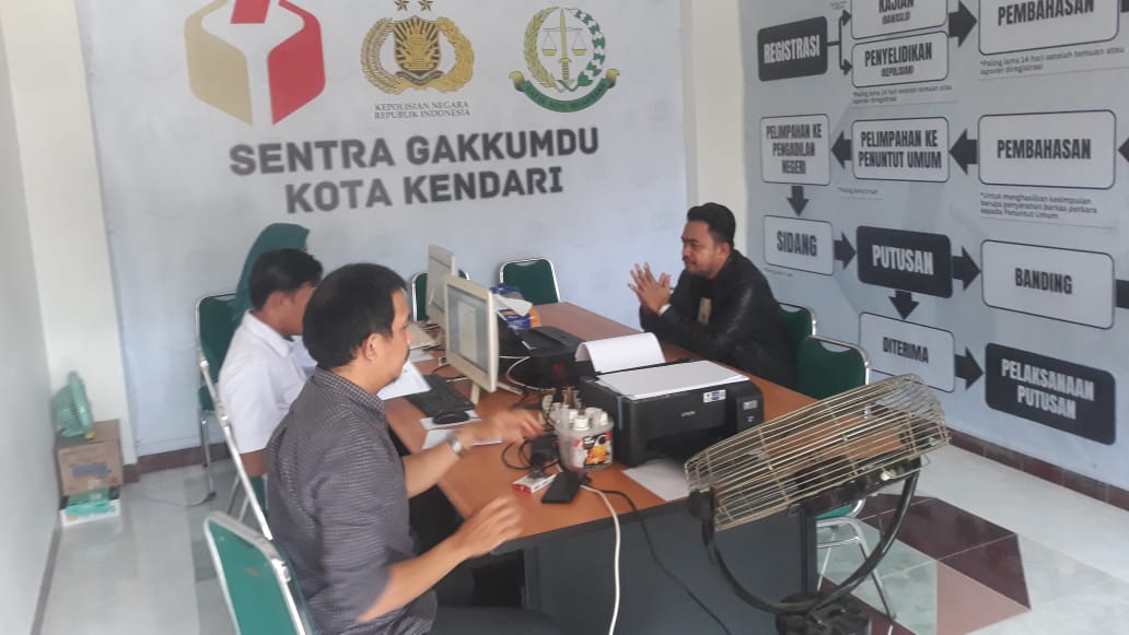 Calon Anggota Dewan Perwakilan Daerah (DPD) Republik Indonesia (RI) daerah pemilihan (dapil) Sulawesi Tenggara (Sultra), La Ode Umar Bonte (jaket hitam) saat diperiksa tim Sentra Penegakan Hukum Terpadu (Gakkumdu) Bawaslu Kota Kendari, Rabu (28/2/2024). Foto/R. Hafid/bentaratimur.id