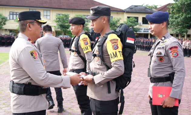 Wakapolda Sulawesi Tenggara (Sultra), Brigjen Pol Dwi Irianto saat melakukan pengecekan personel dan distribusi sarana serta prasarana penting dalam apel persiapan pengamanan TPS di Lapangan Presisi Polda Sultra, Senin (5/1/2024). Foto/ist