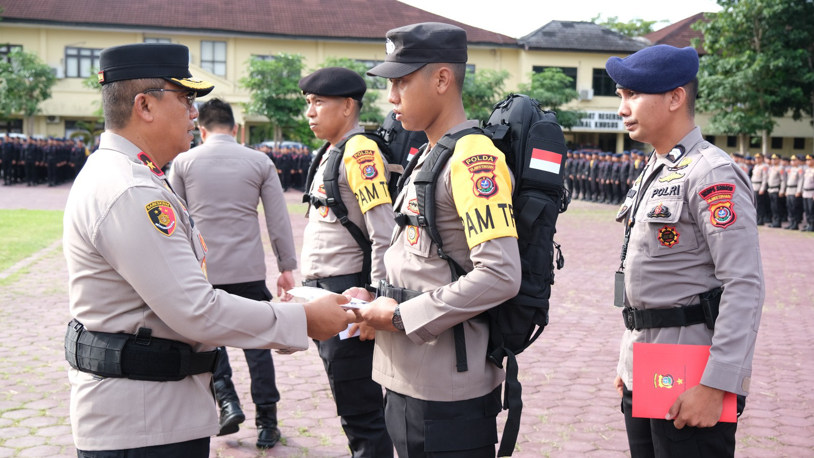 Wakapolda Sulawesi Tenggara (Sultra), Brigjen Pol Dwi Irianto saat melakukan pengecekan personel dan distribusi sarana serta prasarana penting dalam apel persiapan pengamanan TPS di Lapangan Presisi Polda Sultra, Senin (5/1/2024). Foto/ist
