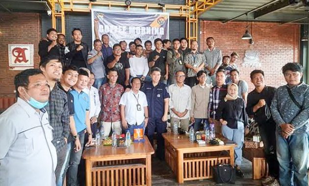 Kabid Humas Polda Sulawesi Tenggara (Sultra), Kombes Pol Ferry Walintukan bersama pejabat baru Kabid Humas Polda Sultra, Kombes Pol Iis Kristian berfoto bersama insan pers usai coffee morning di salah satu warung kopi di Kota Kendari, Selasa (6/2/2024). Foto/R. Hafid/bentaratimur.id