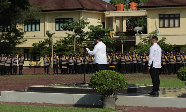 Polda Sulawesi Tenggara (Sultra) menggelar apel pasukan pengamanan pemilihan umum (pemilu) 2024 di Lapangan Apel Presisi, Rabu (7/2/2024). Apel dipimpin oleh Penjabat (Pj) Gubernur Sultra, Andap Budhi Revianto. Foto/R. Hafid/bentaratimur.id