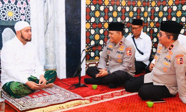 Kasatgas Humas Operasi Nusantara Cooling System, Brigjen Gatot Repli Handoko yang didampingi Kasatgas Preemtif, Brigjen M Rudy Syafirudin saat mengunjungi kediaman Habib Syech Bin Abdul Qadir Assegaf di Pasar Kliwon, Surakarta, Jawa Tengah, Rabu (21/2/2024). Foto/Dokumen Humas Polri