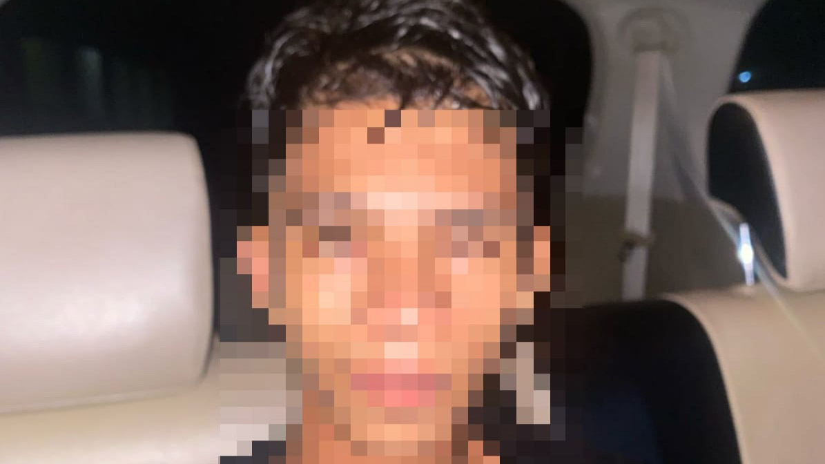 AD (17) pelaku penikaman anggota Direktorat Reserse Narkoba (Ditresnarkoba) Polda Sulawesi Tenggara (Sultra) berhasil ditangkap oleh tim gabungan dari Opsnal Buser 77 Polresta Kendari dan Resmob Polda Sultra di Lorong Timur Kelurahan Gunung Jati, Kota Kendari, pada Selasa (20/2/2024). Foto/ist