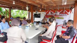 Wakapolda Sulawesi Tenggara (Sultra), Brigjen Pol Dwi Irianto mengadakan pertemuan dengan masyarakat bertajuk Jumat Curhat di Desa Morome, Kecamatan Konda, Kabupaten Konawe Selatan, Jumat (23/2/2024). Foto/Dokumen Bidhumas Polda Sultra