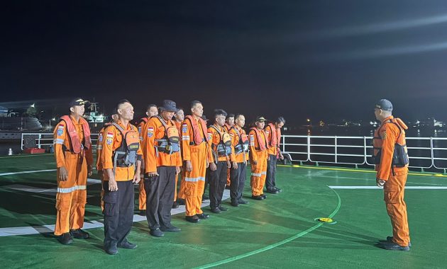 Tim Rescue KKP Kendari saat melakukan persiapan sebelum diberangkatkan ke lokasi tenggelamnya KMN Cahaya Sinar di perairan Pulau Wawonii, Kabupaten Konawe Kepulauan (Konkep), Selasa (27/2/2024). Foto/ist