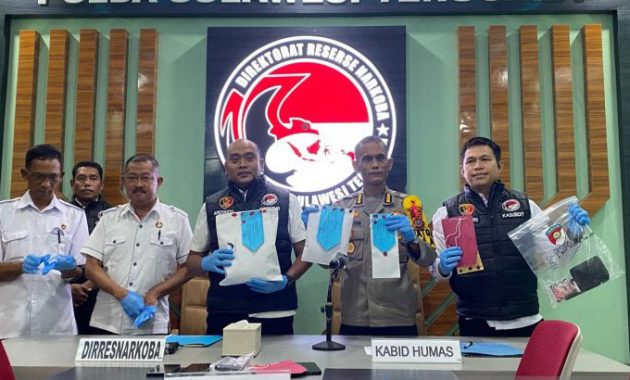 Direktur Reserse Narkoba Polda Sultra, AKBP Ardiyanto Tedjo Baskoro (tengah) didampingi Kabid Humas Polda Sultra, Kombes Iis Kristian (kedua dari kanan) saat menunjukkan barang bukti sabu yang disita dari 6 pengedar dalam konferensi pers pengungkapan kasus penyalahgunaan narkotika sepanjang bulan Januari-Februari 2024 di Aula Ditresnarkoba Polda Sultra, Rabu (26/2/2024). Foto/R. Hafid/bentaratimur.id