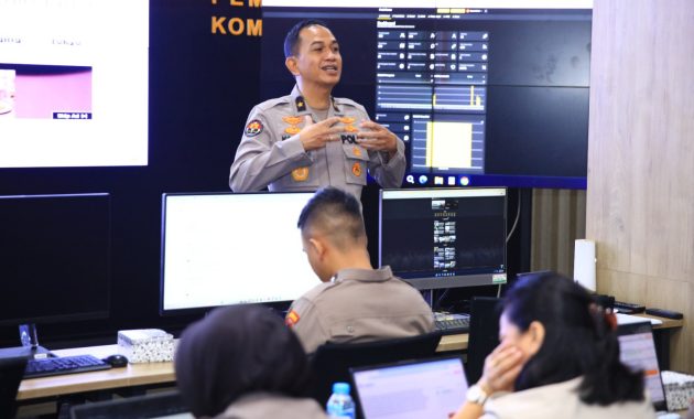 Penata Kehumasan Utama Tk.II Divhumas Polri, Brigjen Pol I Komang Sandi Arsana saat memberikan materi di pelatihan dan uji pengetahuan umum untuk tingkat Pama Divisi Humas Polri, Rabu (28/2/2024). Foto/Dokumen Divisi Humas Polri