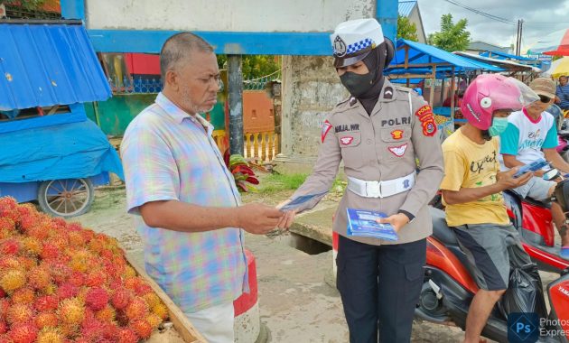 Personel Operasi Keselamatan Anoa 2024 Kepolisian Daerah (Polda) Sulawesi Tenggara (Sultra) mensosialisasikan keselamatan berlalu lintas kepada para pengendara dan pedagang di sekitar Pasar Anduonuhu Kota Kendari, Senin (4/3/2024). Foto/Dokumen Bidhumas Polda Sultra