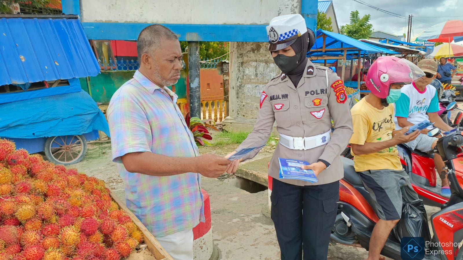 Personel Operasi Keselamatan Anoa 2024 Kepolisian Daerah (Polda) Sulawesi Tenggara (Sultra) mensosialisasikan keselamatan berlalu lintas kepada para pengendara dan pedagang di sekitar Pasar Anduonuhu Kota Kendari, Senin (4/3/2024). Foto/Dokumen Bidhumas Polda Sultra