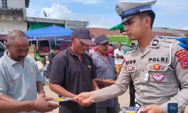 Personel Satuan Tugas (Satgas) Penegakkan Hukum (Gakkum) Operasi Keselamatan Anoa Polda Sulawesi Tenggara (Sultra) saat menyuarakan pesan-pesan keselamatan kepada pengemudi angkutan barang, pedagang, dan pengunjung Pasar Baruga, Kota Kendari, Selasa (5/3/2024). Foto/Dokumen Bidhumas Polda Sultra