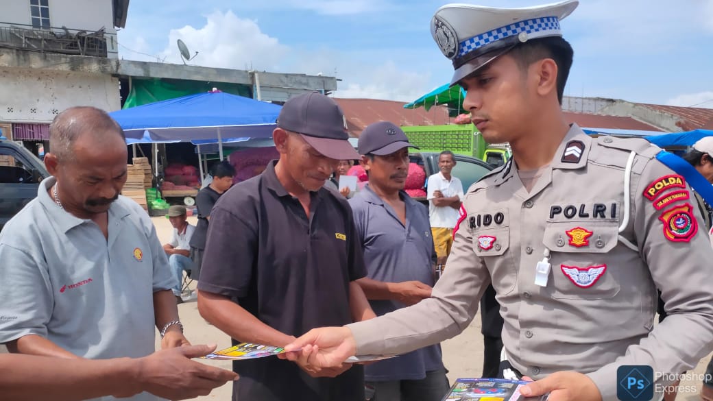 Personel Satuan Tugas (Satgas) Penegakkan Hukum (Gakkum) Operasi Keselamatan Anoa Polda Sulawesi Tenggara (Sultra) saat menyuarakan pesan-pesan keselamatan kepada pengemudi angkutan barang, pedagang, dan pengunjung Pasar Baruga, Kota Kendari, Selasa (5/3/2024). Foto/Dokumen Bidhumas Polda Sultra