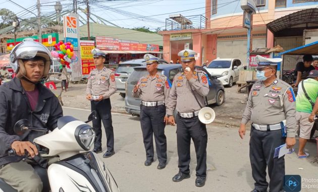 Satgas Preemtif Operasi Keselamatan Anoa 2024 Polda Sulawesi Tenggara (Sultra) menggelar sosialisasi dan edukasi keselamatan berlalu lintas di kawasan Mall Mandonga, Kota Kendari, Sabtu (9/3/2024). Foto/Dokumen Bidhumas Polda Sultra